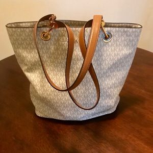 Beautiful MK purse in great condition.